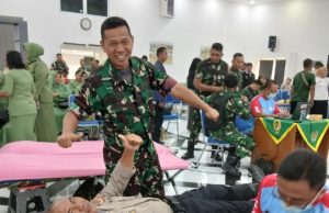 Peringati HUT TNI, Kodim 0604 dan Polres Karawang Kumpulkan Stok Darah PMI HUT TNI ke-80, Ratusan Personel TNI-Polri Karawang Ikut Donor Darah. (BukmerNews.ID)