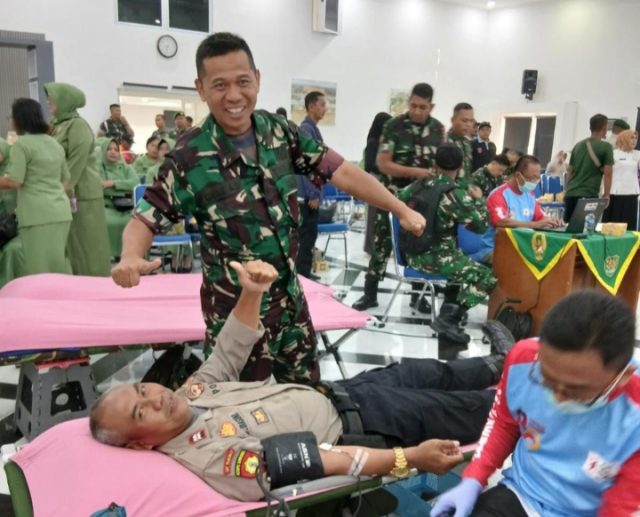 HUT TNI ke-80, Ratusan Personel TNI-Polri Karawang Ikut Donor Darah. (BukmerNews.ID)