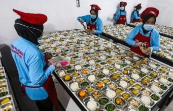 Prioritaskan Pegawai Dapur MBG Jadi PPPK, Pemerintah Dinilai Abaikan Nasib Guru Honorer Ilustrasi, Pegawai Dapur MBG. (BULMER)